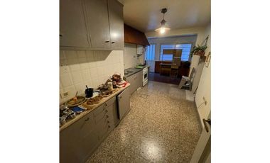 Chalet 5 amb. con patio y garaje + depto 3 amb. independiente