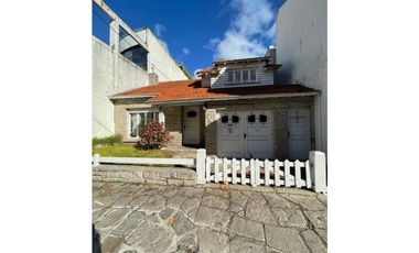 Chalet 5 amb. con patio y garaje + depto 3 amb. independiente