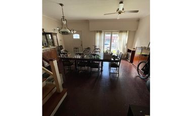 Chalet 5 amb. con patio y garaje + depto 3 amb. independiente