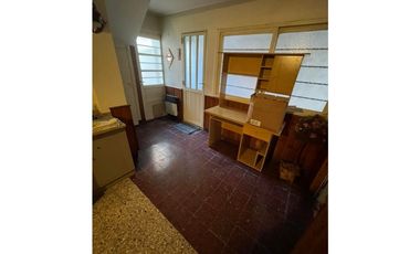 Chalet 5 amb. con patio y garaje + depto 3 amb. independiente