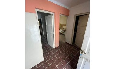 Chalet 5 amb. con patio y garaje + depto 3 amb. independiente