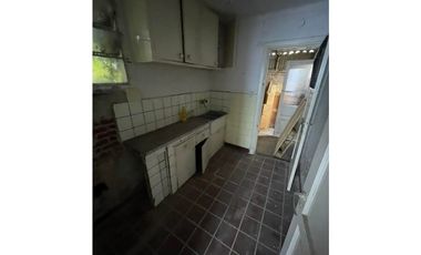 Chalet 5 amb. con patio y garaje + depto 3 amb. independiente