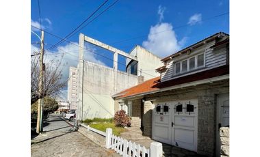 Chalet 5 amb. con patio y garaje + depto 3 amb. independiente