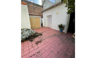 Chalet 5 amb. con patio y garaje + depto 3 amb. independiente