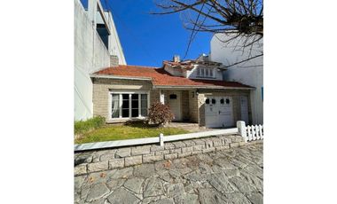 Chalet 5 amb. con patio y garaje + depto 3 amb. independiente