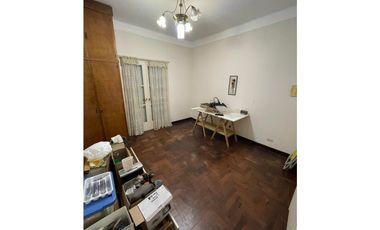 Chalet 5 amb. con patio y garaje + depto 3 amb. independiente