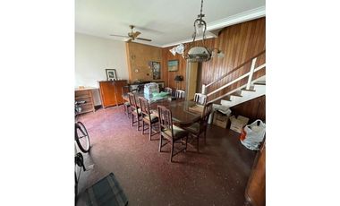 Chalet 5 amb. con patio y garaje + depto 3 amb. independiente