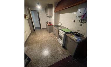 Chalet 5 amb. con patio y garaje + depto 3 amb. independiente