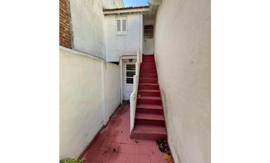 Chalet 5 amb. con patio y garaje + depto 3 amb. independiente