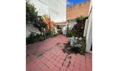 Chalet 5 amb. con patio y garaje + depto 3 amb. independiente