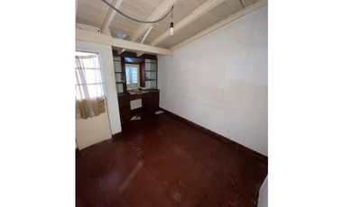 Chalet 5 amb. con patio y garaje + depto 3 amb. independiente