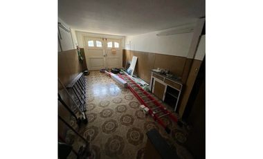 Chalet 5 amb. con patio y garaje + depto 3 amb. independiente