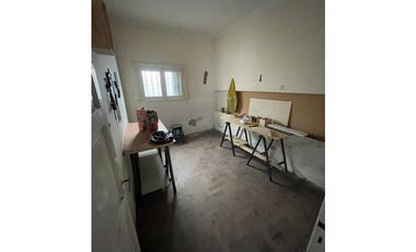 Chalet 5 amb. con patio y garaje + depto 3 amb. independiente