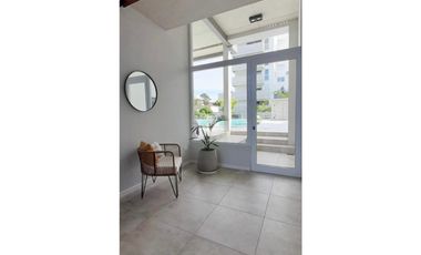 Moderno departamento en el centro de Pinamar, Piscina. Cochera