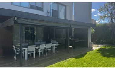 Venta de Casa en barrio privado Las Lomas, Haras Santa Maria. Escobar