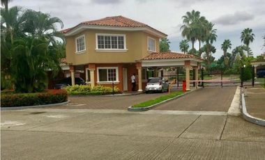 Se vende y Alquilo Casa en Costa del Este $5000