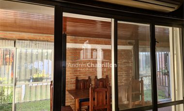 Hermosa Casa Semicéntrica De Tres Dormitorios Con Pileta