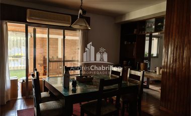 Hermosa Casa Semicéntrica De Tres Dormitorios Con Pileta