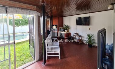 Hermosa Casa Semicéntrica De Tres Dormitorios Con Pileta