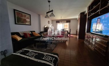 Hermosa Casa Semicéntrica De Tres Dormitorios Con Pileta