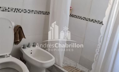 Hermosa Casa Semicéntrica De Tres Dormitorios Con Pileta