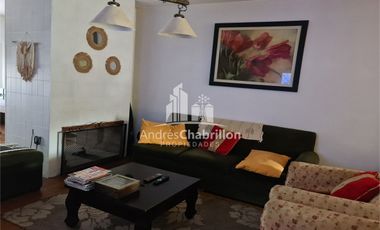 Hermosa Casa Semicéntrica De Tres Dormitorios Con Pileta