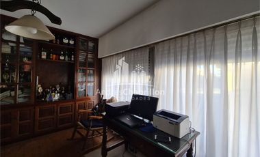 Hermosa Casa Semicéntrica De Tres Dormitorios Con Pileta