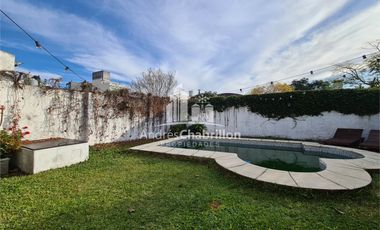 Hermosa Casa Semicéntrica De Tres Dormitorios Con Pileta