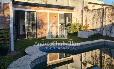 Hermosa Casa Semicéntrica De Tres Dormitorios Con Pileta