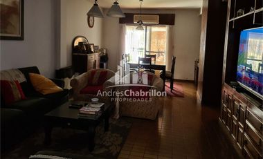 Hermosa Casa Semicéntrica De Tres Dormitorios Con Pileta