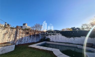 Hermosa Casa Semicéntrica De Tres Dormitorios Con Pileta