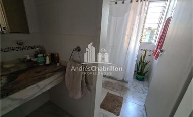 Hermosa Casa Semicéntrica De Tres Dormitorios Con Pileta