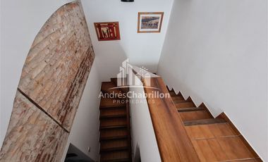 Hermosa Casa Semicéntrica De Tres Dormitorios Con Pileta