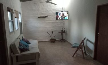 Complejo turístico de cuatro casas con costa al Lago Salto Grande