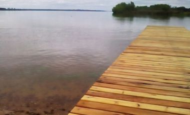 Complejo turístico de cuatro casas con costa al Lago Salto Grande