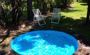 Complejo turístico de cuatro casas con costa al Lago Salto Grande