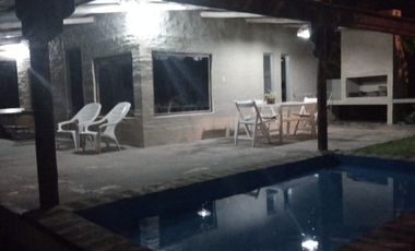 Complejo turístico de cuatro casas con costa al Lago Salto Grande