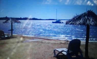 Complejo turístico de cuatro casas con costa al Lago Salto Grande