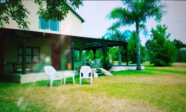 Complejo turístico de cuatro casas con costa al Lago Salto Grande