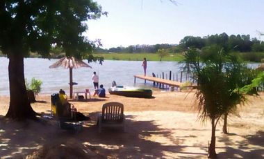 Complejo turístico de cuatro casas con costa al Lago Salto Grande
