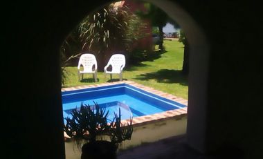 Complejo turístico de cuatro casas con costa al Lago Salto Grande