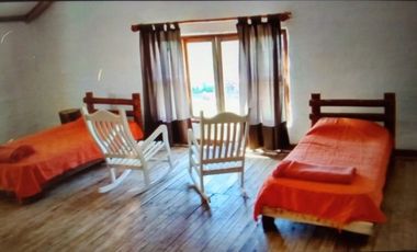 Complejo turístico de cuatro casas con costa al Lago Salto Grande