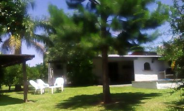 Complejo turístico de cuatro casas con costa al Lago Salto Grande