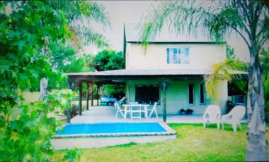 Complejo turístico de cuatro casas con costa al Lago Salto Grande