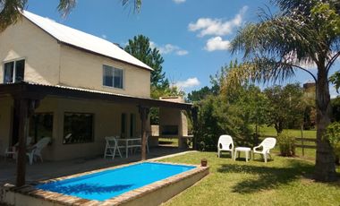 Complejo turístico de cuatro casas con costa al Lago Salto Grande