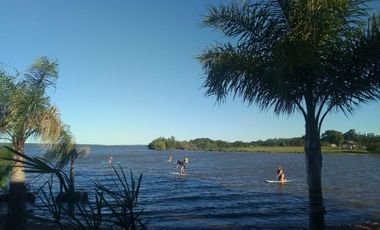 Complejo turístico de cuatro casas con costa al Lago Salto Grande