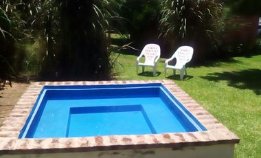 Complejo turístico de cuatro casas con costa al Lago Salto Grande