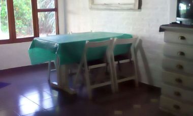 Complejo turístico de cuatro casas con costa al Lago Salto Grande