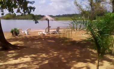 Complejo turístico de cuatro casas con costa al Lago Salto Grande