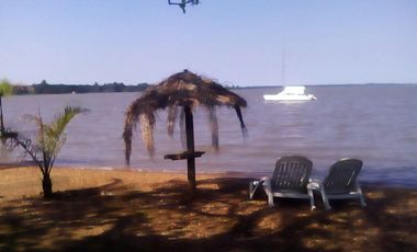 Complejo turístico de cuatro casas con costa al Lago Salto Grande
